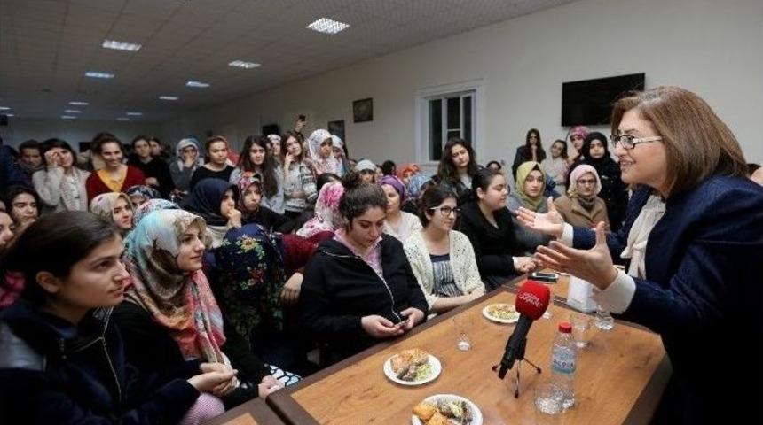 Şahin, Kız Yurtlarını Ziyaret Etti