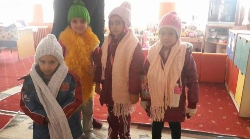 K&uuml;mbetli &Ouml;ğrencilere Teyzelerinden Sıcacık Hediyeler