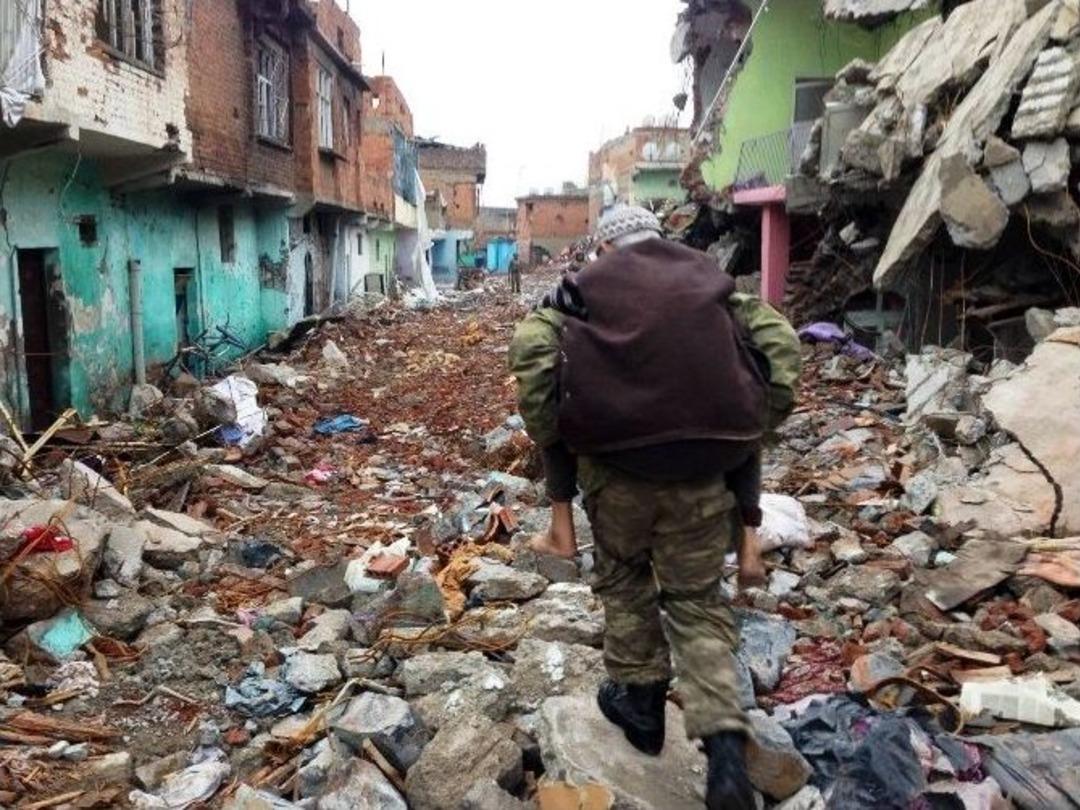 Sur&rsquo;da Ter&ouml;ristlerin &Ouml;l&uuml;me Terk Ettiği Yaşlıları Asker Kurtardı