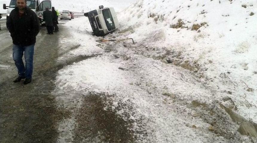Cenazeye Giden Minib&uuml;s Şarampole Devrildi: 8 Yaralı