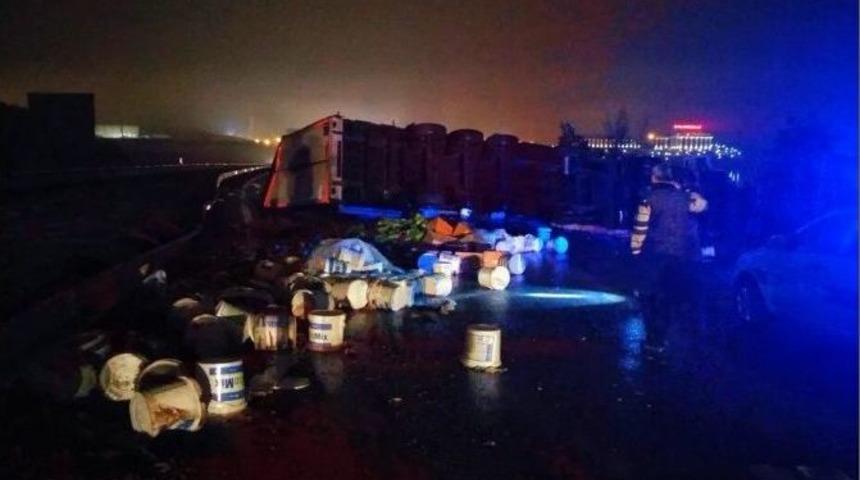 G&ouml;lbaşı&rsquo;nda Hayvan Yemi Y&uuml;kl&uuml; Tır Devrildi