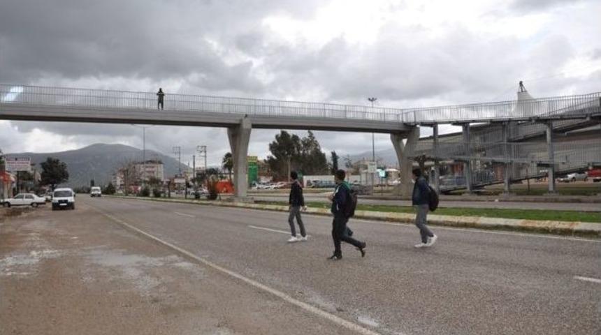 Bitirilmeyen &Uuml;st Ge&ccedil;it Tehlike Sa&ccedil;ıyor!