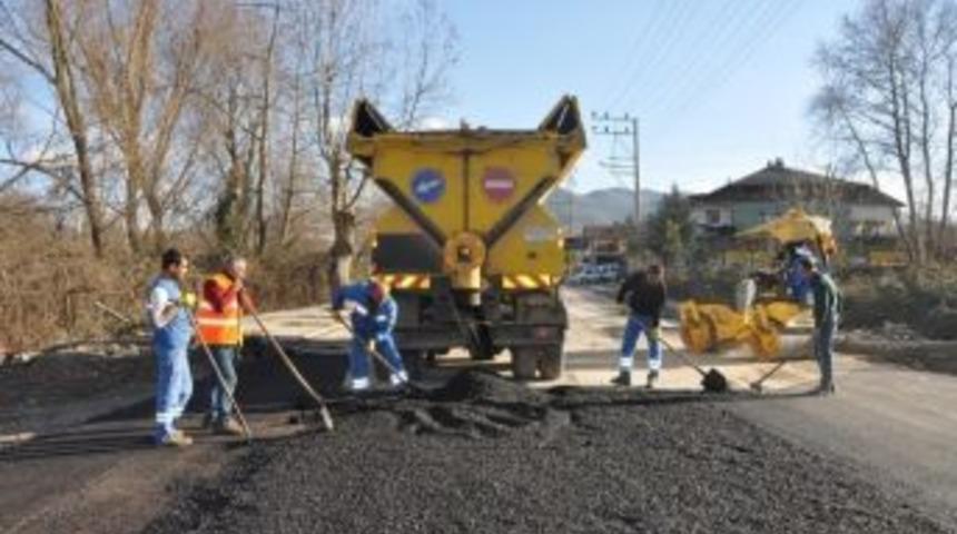 Kocaeli&rsquo;de Kar Yağışında Bozulan Yollar Elden Ge&ccedil;iriliyor