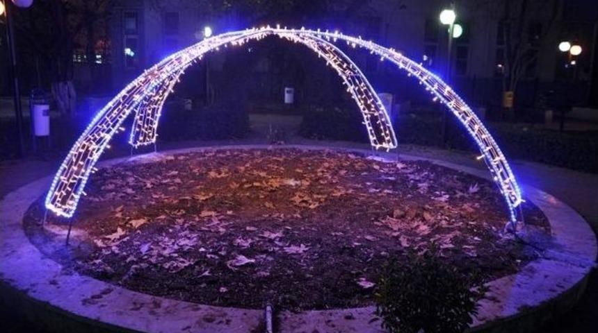 Parklar Ve Ref&uuml;jler Led Işıkla S&uuml;slendi