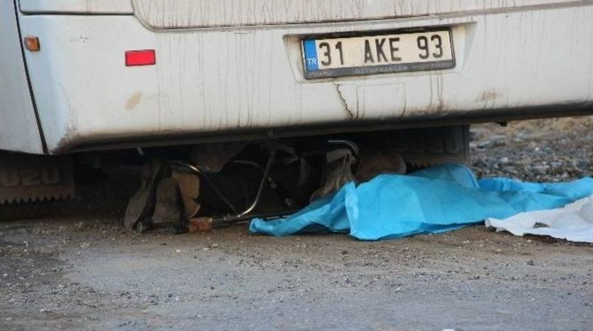 Geri Manevra Yapan Otob&uuml;s&uuml;n Altında Kalan Yaşlı Adam Hayatını Kaybetti