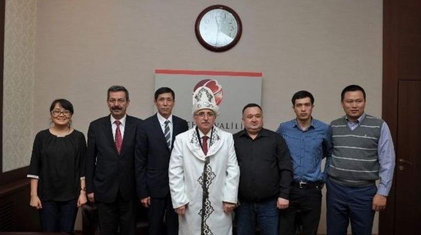 Kırgızistan&rsquo;dan Gelen Doktorlar Vali Tuna&rsquo;yı Ziyaret Etti