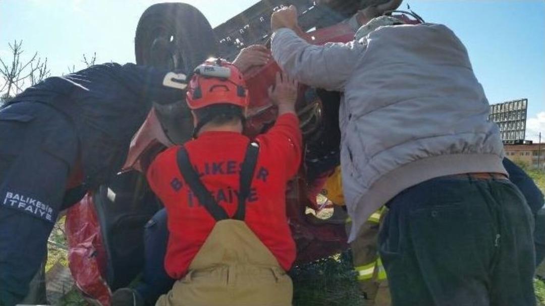 Şarampole Yuvarlanan Kadın S&uuml;r&uuml;c&uuml;y&uuml; İtfaiye Kurtardı