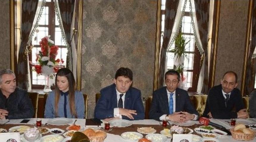 Ak Parti İl Başkanı Yeşilyurt Basın Mensupları İle Kahvaltıda Buluştu