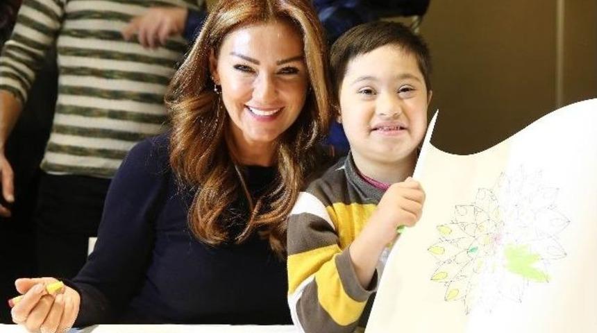 Pınar Altuğ, Down Sendromlu &Ccedil;ocuklarla Bir Araya Gelerek Mandala &Ccedil;izip Boyadı