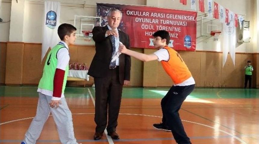 Ey&uuml;p&rsquo;te D&uuml;zenlenen Geleneksel Sokak Oyunları Renkli G&ouml;r&uuml;nt&uuml;lere Sahne Oldu