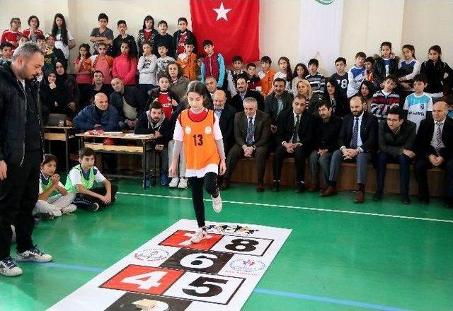 Eyüp’te Düzenlenen Geleneksel Sokak Oyunları Renkli Görüntülere Sahne Oldu