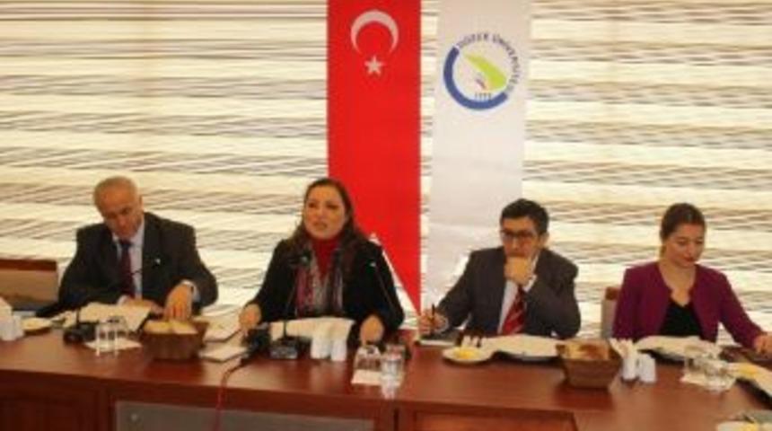 Rekt&ouml;r &Ccedil;akar, 2015 Yılını Değerlendirdi