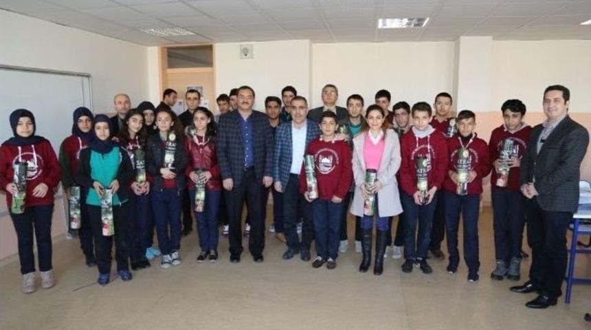 &Ccedil;elikcan &Ouml;ğrencilere Satran&ccedil; Takımı Dağıttı