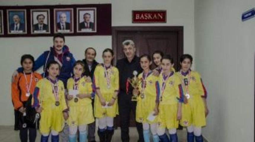 Şampiyonlar Başkan Yiğit&rsquo;i Ziyaret Etti