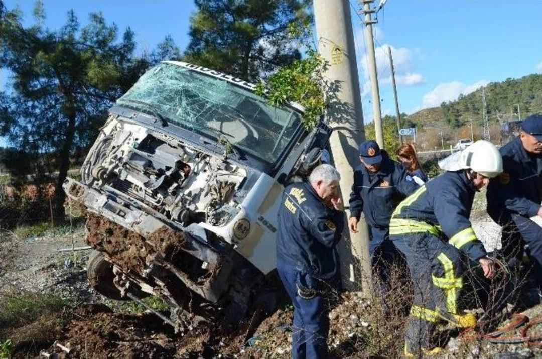 Beton Mikseri Şarampole Yuvarlandı: 1 Yaralı