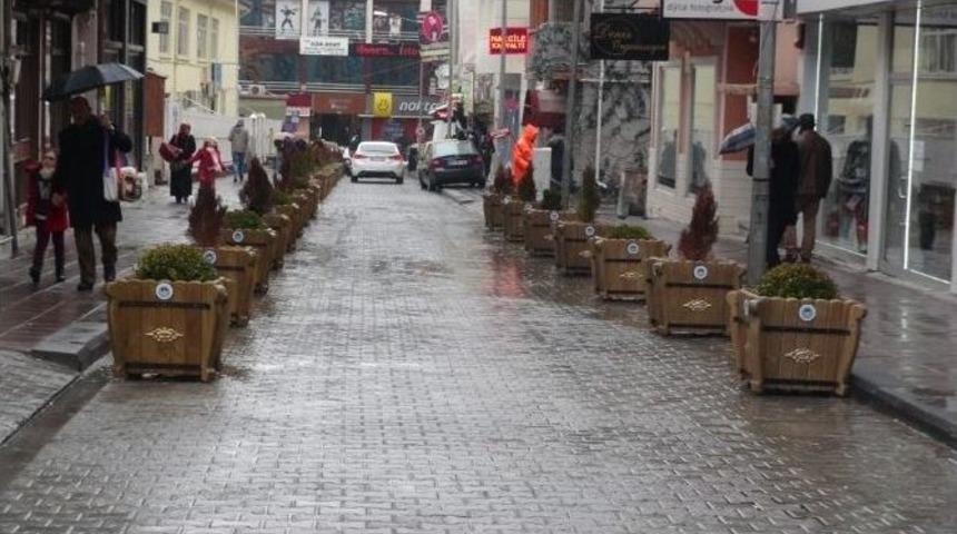 Derme Sokağa Dekoratif Ahşap Saksı Yerleştirildi