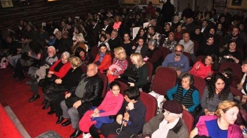 Ayvalık&rsquo;ta Bir &ldquo;otob&uuml;s&rdquo; Dolusu Kahkaha