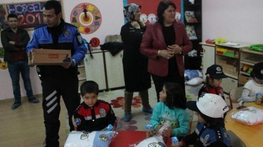 Anaokulu &Ouml;ğrencilerine Yastık Dağıtıldı