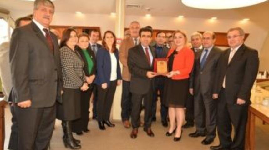 Vali G&uuml;zeloğlu&rsquo;ndan İdari Hizmetler Şube M&uuml;d&uuml;r&uuml;ne Veda Yemeği