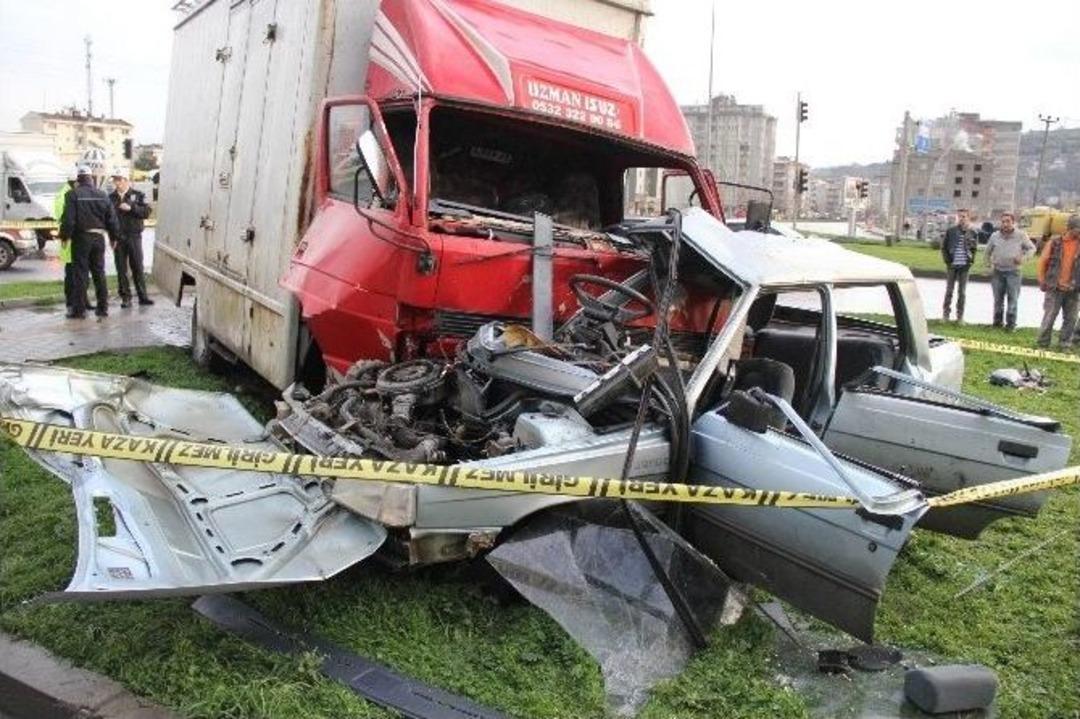 Kamyonetin &Ccedil;arptığı Otomobil Hurdaya D&ouml;nd&uuml;: 1 &Ouml;l&uuml;, 3 Yaralı
