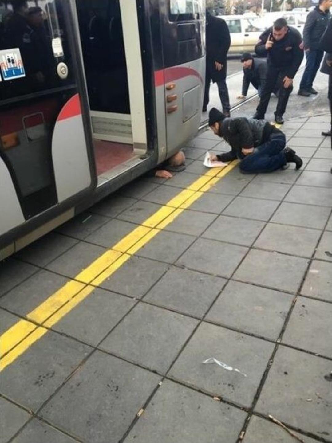 Tramvayın Altında Kalan Bir Kişi Yaralandı