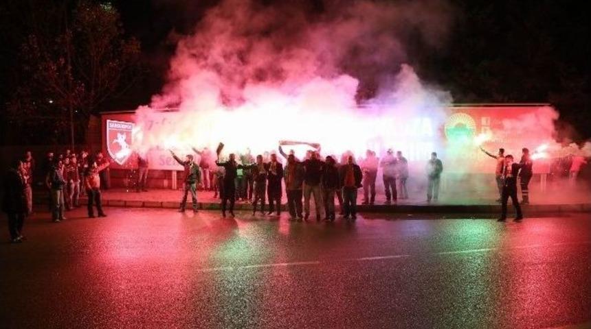 Taraftarlardan, Başkan Tok&rsquo;a Meşaleli Teşekk&uuml;r