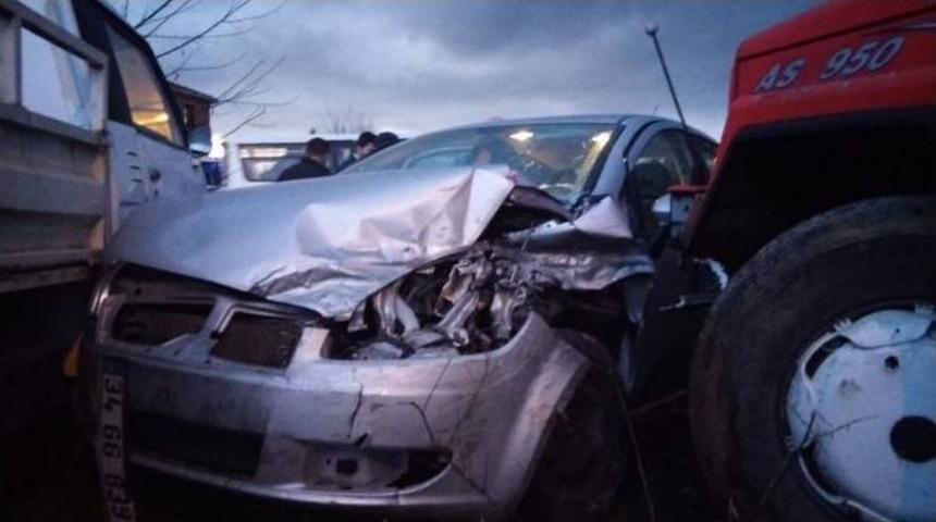 4 Ara&ccedil; Birbirine Girdi: 2 Yaralı