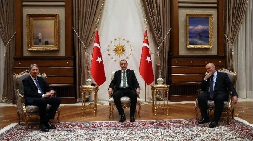 Cumhurbaşkanı Erdoğan, Birleşik Krallık Dışişleri Bakanı Hammond&rsquo;u Kabul Etti