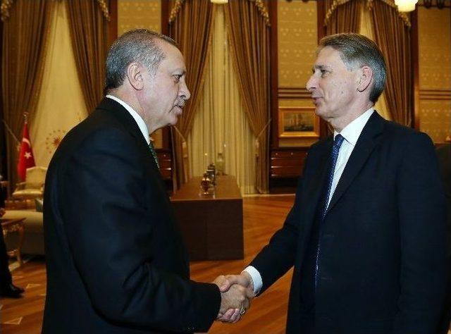 Cumhurbaşkanı Erdoğan, Birleşik Krallık Dışişleri Bakanı Hammond’u Kabul Etti