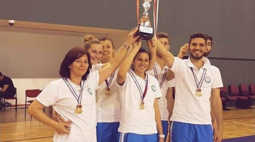 U&uuml; Badminton Takımı Başarıya Doymuyor