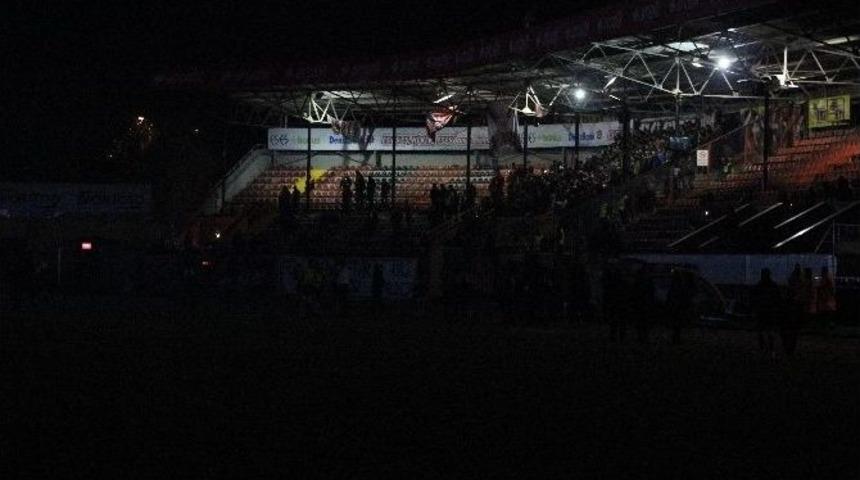 Kupa Ma&ccedil;ında Elektrikler Kesildi