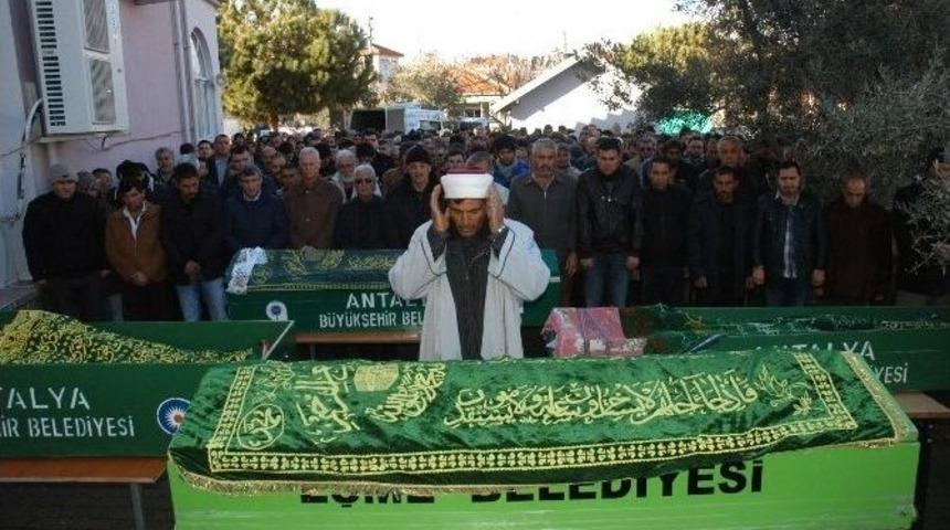 Antalya&rsquo;daki Kazada Hayatını Kaybeden Aile Uşak&rsquo;ta Toprağa Verildi