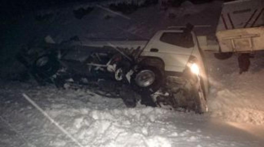 G&ouml;reve Giden Elektrik&ccedil;iler Kaza Yaptı: 2 Yaralı