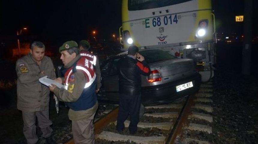 Trenin &Ccedil;arptığı Otomobilin S&uuml;r&uuml;c&uuml;s&uuml; Hayatını Kaybetti