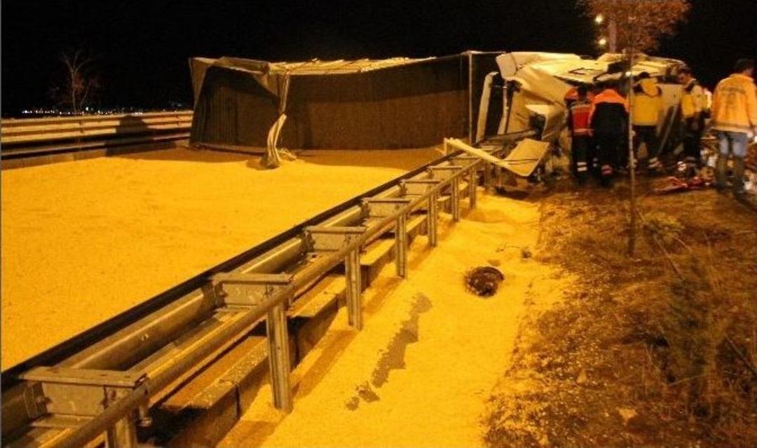 Mısır Y&uuml;kl&uuml; Tır Devrildi, Sıkışan Yaralılar Kurtarıldı