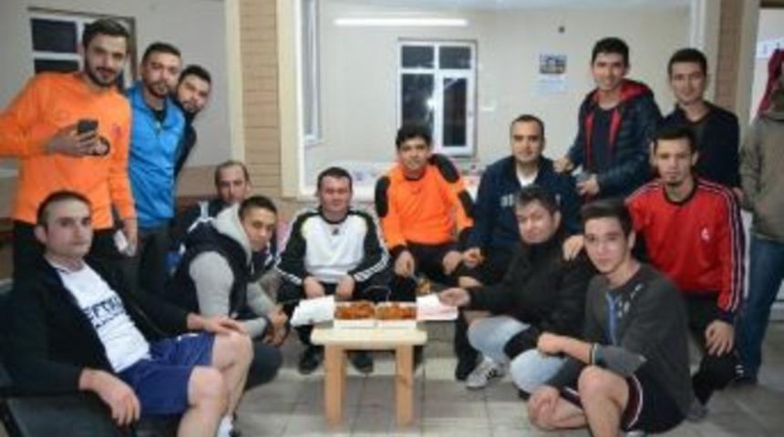 Polislerle &Ouml;ğrenciler Halı Sahada Karşılaştı