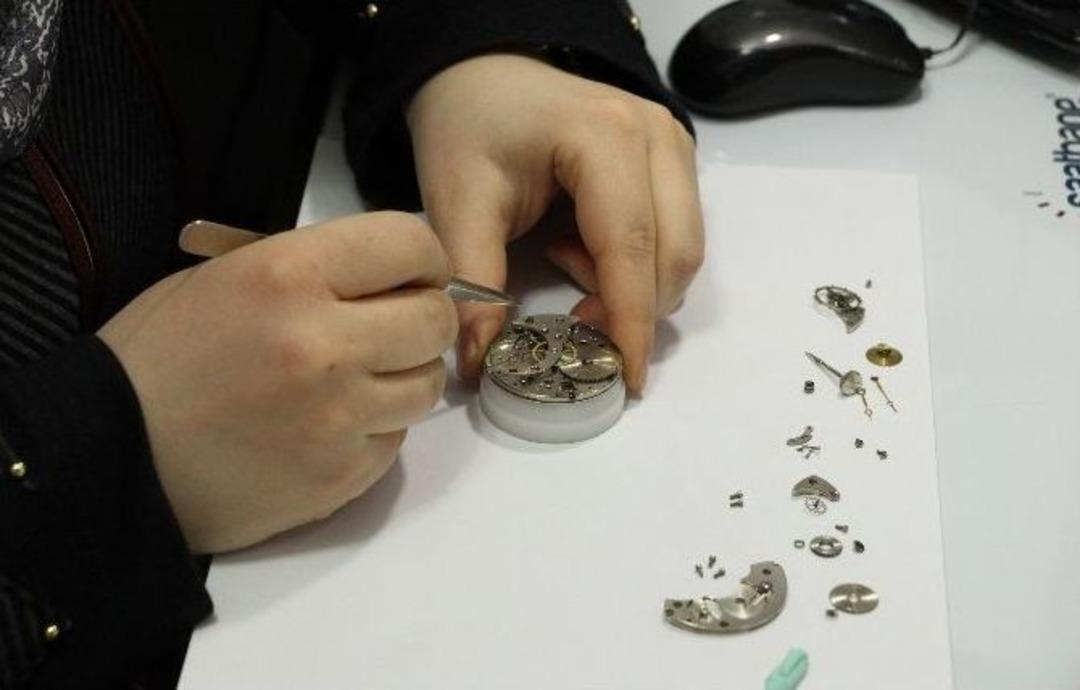 Saat Tamircisi Kadından "saat Terimleri S&ouml;zl&uuml;ğ&uuml;"