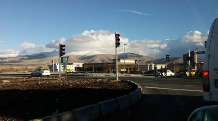 Kamp&uuml;s &Ouml;n&uuml;ne Işıklandırma Sistemi Kuruldu