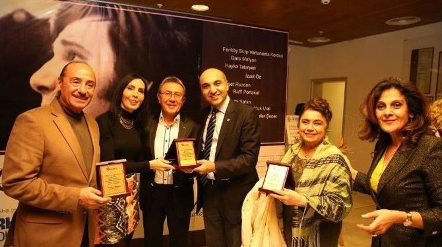 &Uuml;nl&uuml; Sanat&ccedil;ılar Onno Tun&ccedil;&rsquo;u Besteleriyle Andı