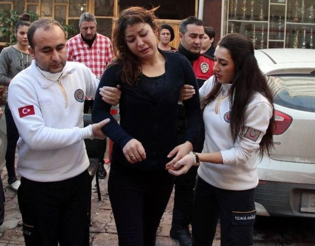 Eşini Sokak Ortasında D&ouml;v&uuml;p Hastanelik Etti