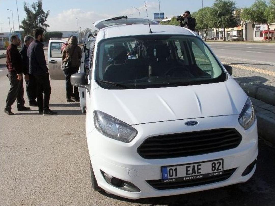 Duran Araca &Ccedil;arpıp Soymaya &Ccedil;alıştılar