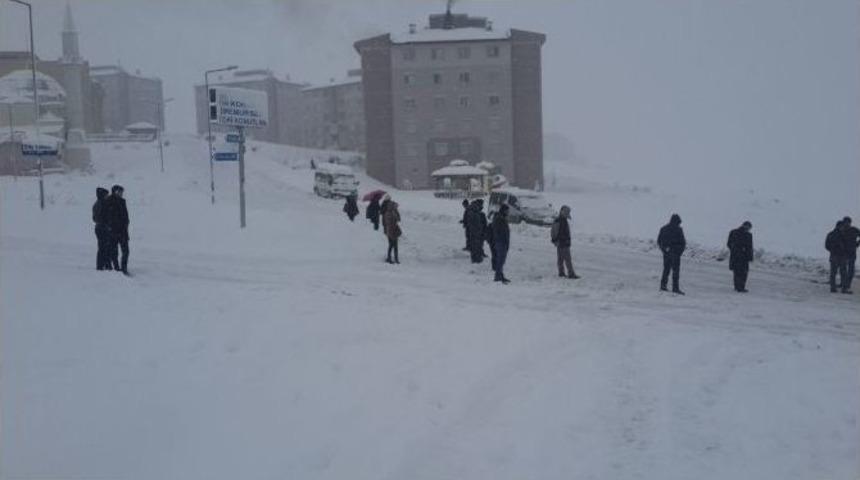 Van&rsquo;da Kar Yağışı Hayatı Fel&ccedil; Etti