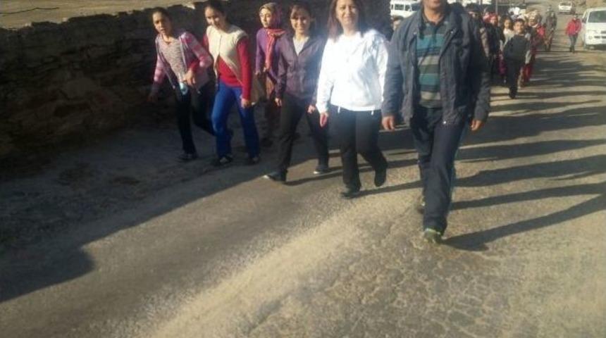 Karaca&ouml;ren&rsquo;de &Ouml;ğrenciler Sağlık İ&ccedil;in Doğa Y&uuml;r&uuml;y&uuml;ş&uuml; Yaptı