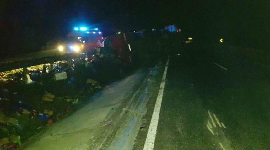 Bilecik&rsquo;te Sebze Y&uuml;kl&uuml; Kamyon Devrildi: 1 Yaralı