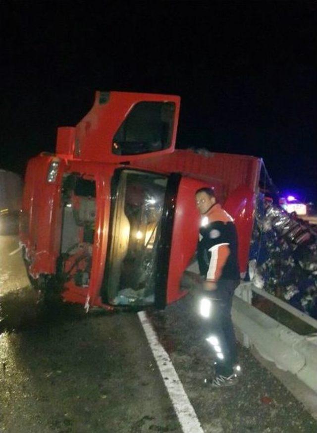 Bilecik’te Sebze Yüklü Kamyon Devrildi: 1 Yaralı