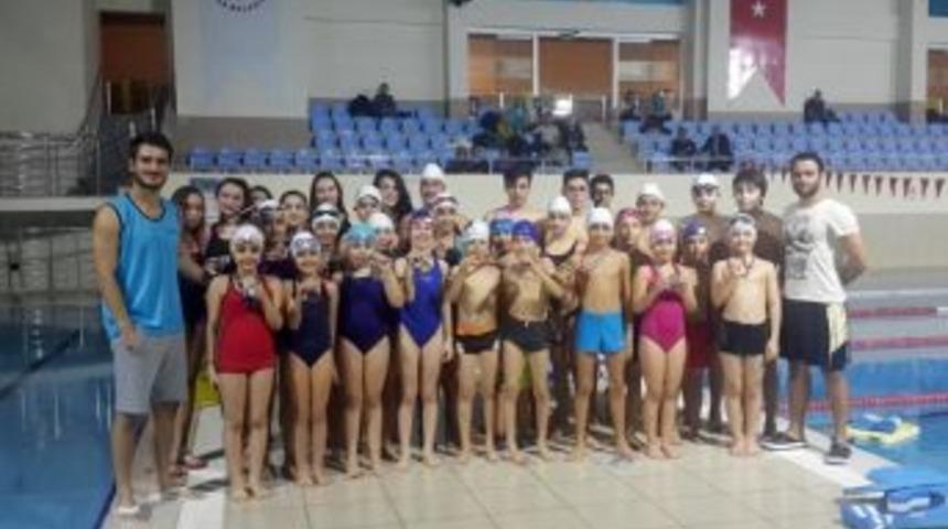 Mamak Belediyesi Y&uuml;zme Takımı Başarıya Doymuyor