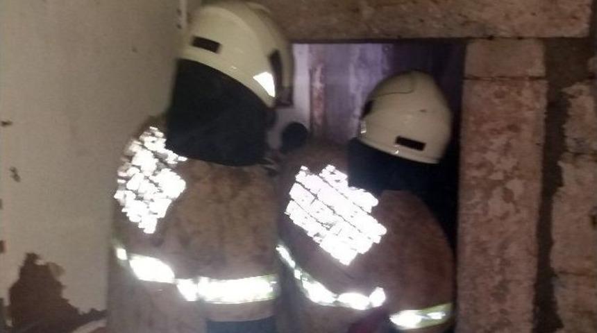 Fo&ccedil;a&rsquo;da Metruk Binada Korkutan Yangın