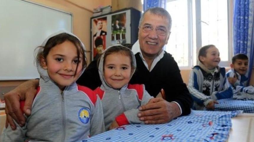 Mezitli Belediyesi&rsquo;nden &Ouml;ğrencilere Kıyafet Desteği