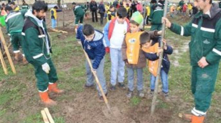 B&uuml;y&uuml;kşehir Ve Tema İşbirliğiyle &Ouml;ğrenciler Fidan Dikti