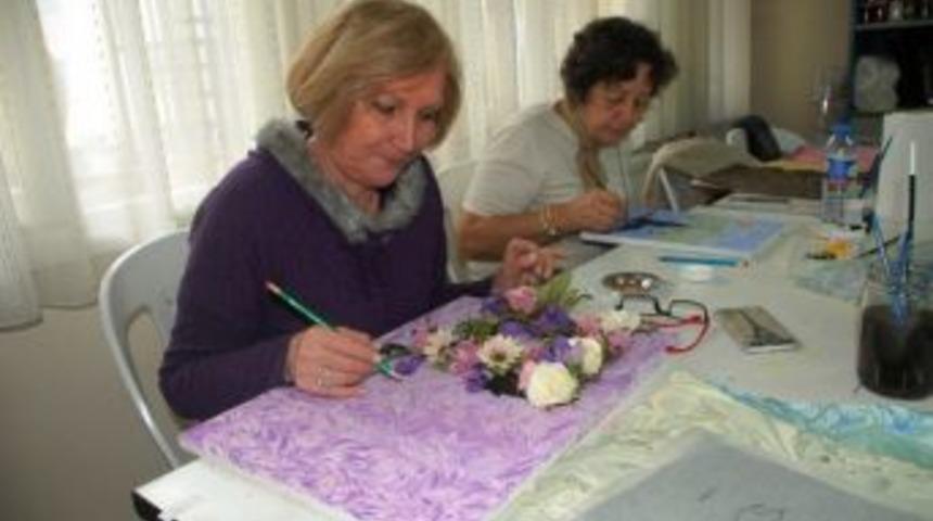 İzmek&rsquo;in A&ccedil;tığı Ebru Kursu Katılımcılara Huzur Veriyor